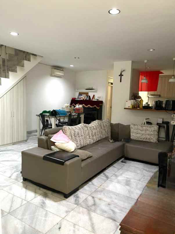 dijual rumah perumahan taman kebon