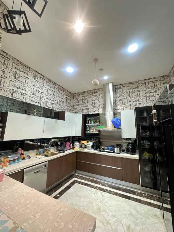 dijual rumah pik 1