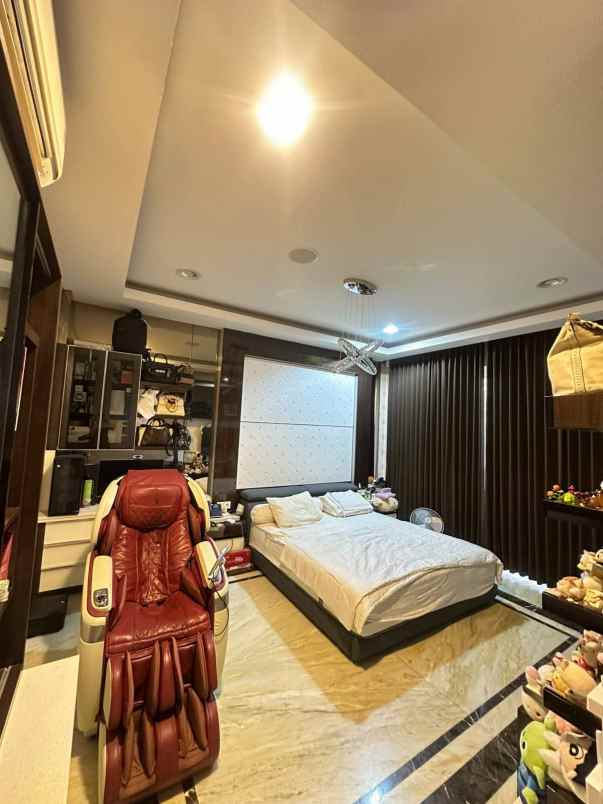 dijual rumah pik 1