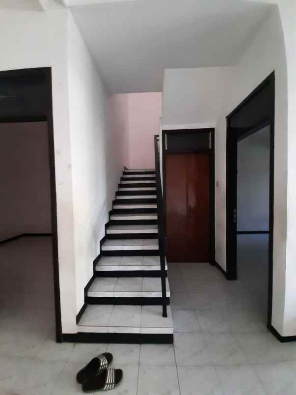 dijual rumah pucang anom
