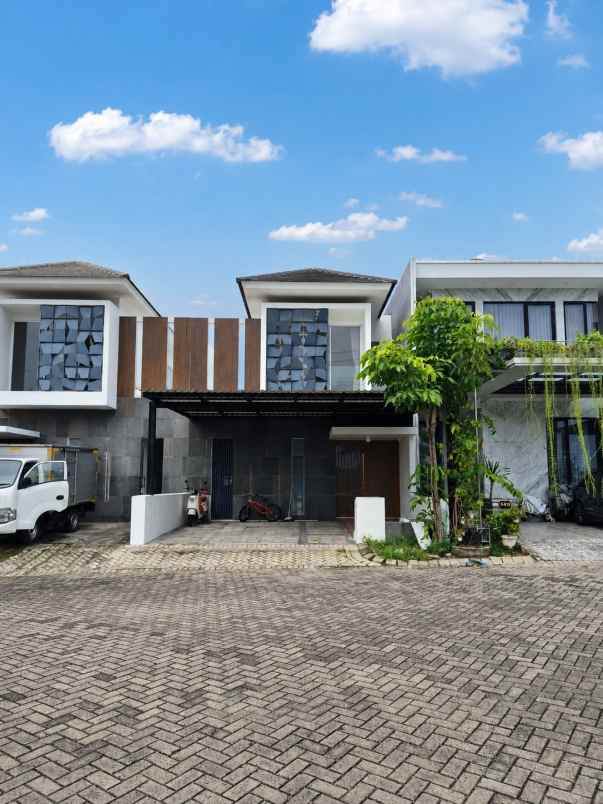 dijual rumah royal residence