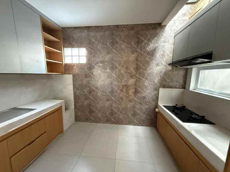 dijual rumah sanggar hurip