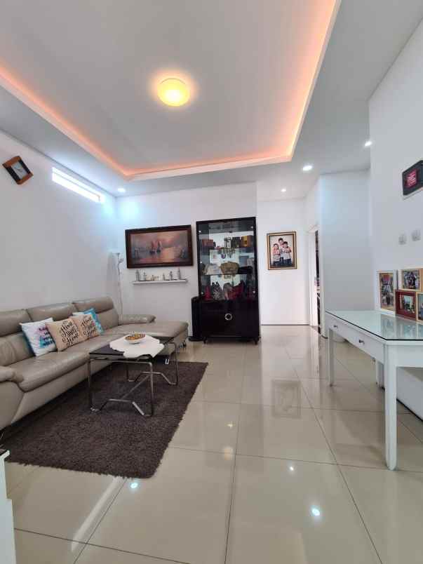 dijual rumah setraduta