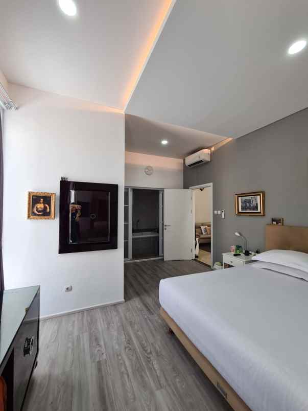 dijual rumah setraduta