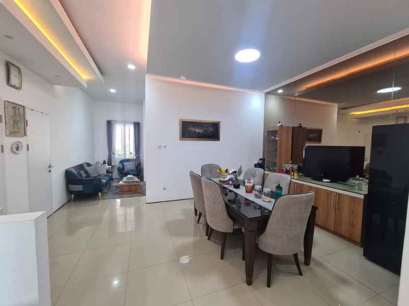 dijual rumah setraduta