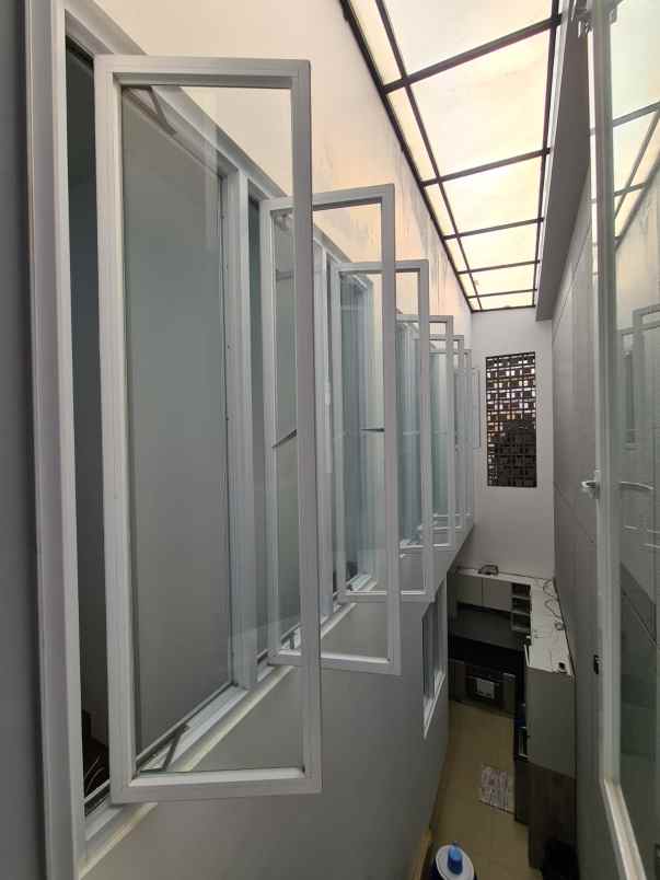 dijual rumah setraduta