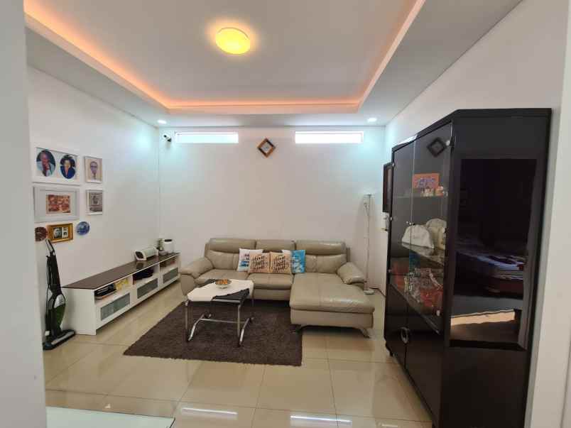 dijual rumah setraduta