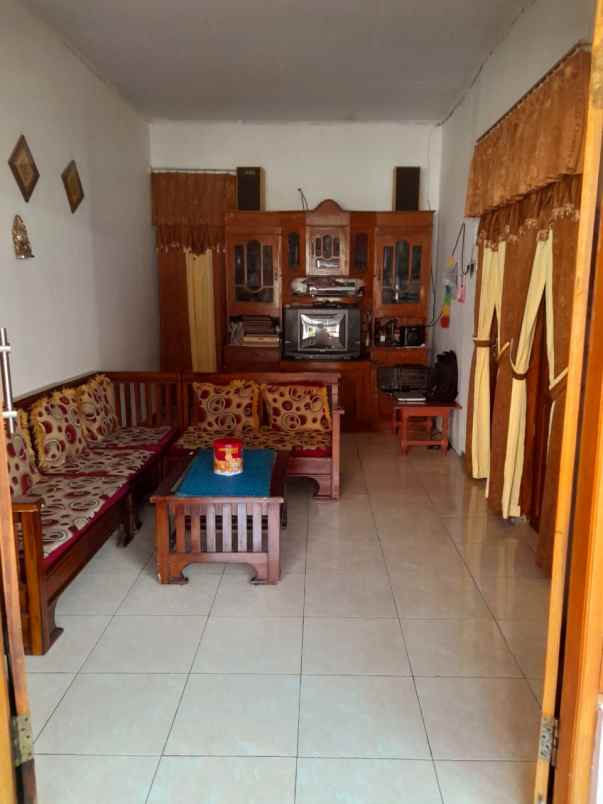 dijual rumah siap huni dua lantai