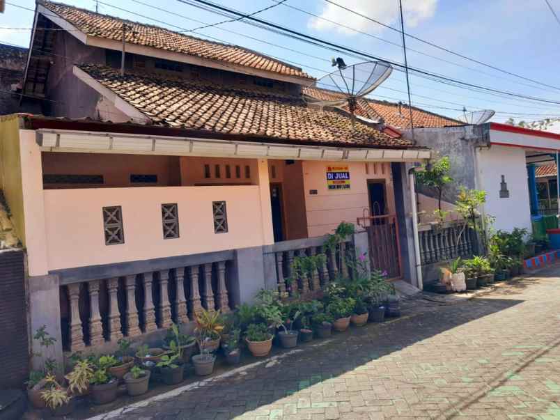 dijual rumah siap huni dua lantai