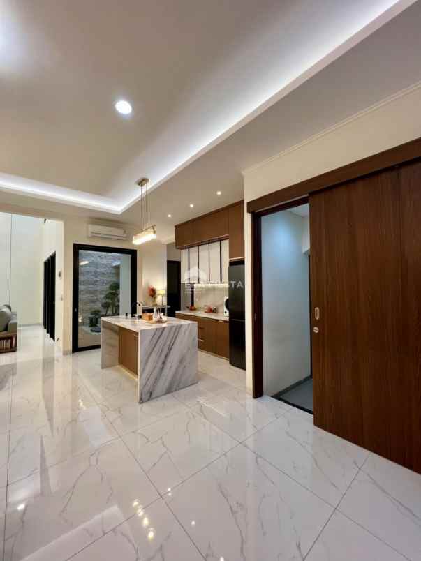 dijual rumah suvarna sutera cikupa