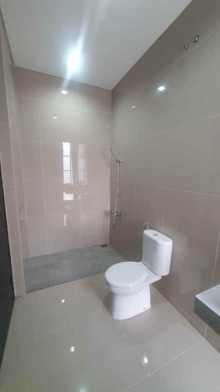 dijual rumah taman ratu dian istana