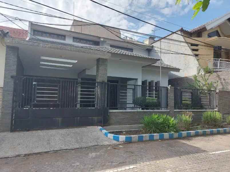 dijual rumah tenggilis tengah