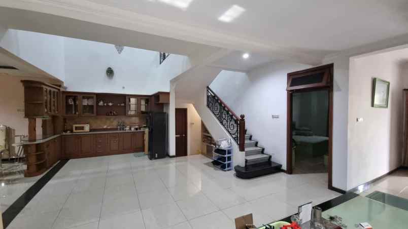 dijual rumah villa bukit mas