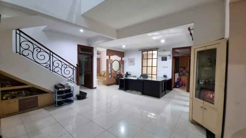 dijual rumah villa bukit mas