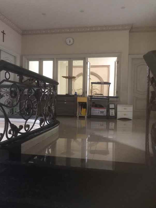 dijual rumah villa bukit regency