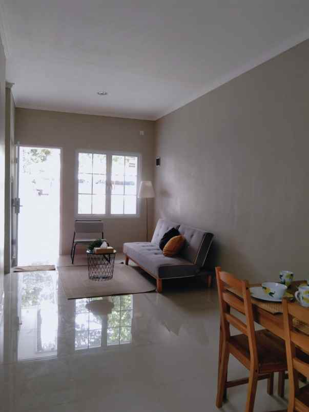 dijual rumah villa dago tol serua