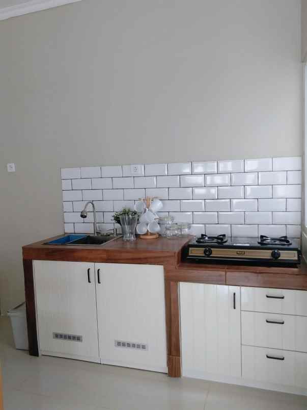 dijual rumah villa dago tol serua