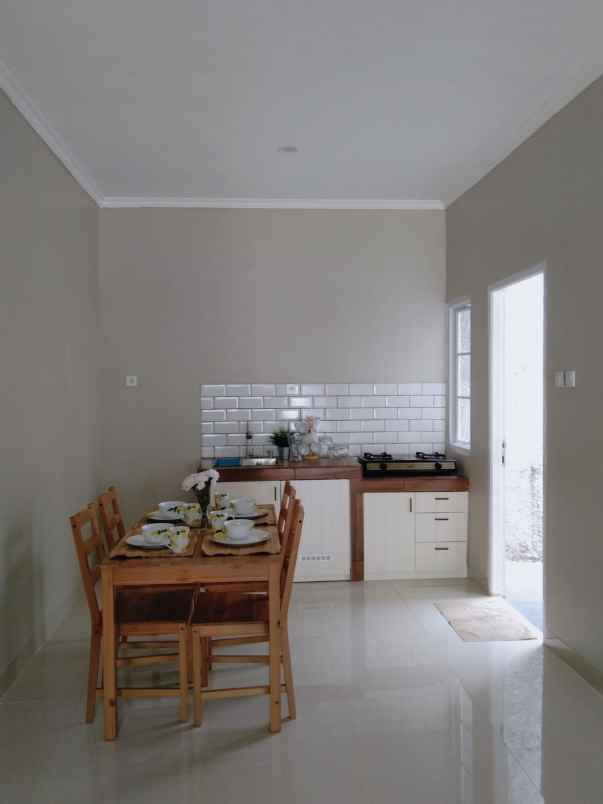 dijual rumah villa dago tol serua