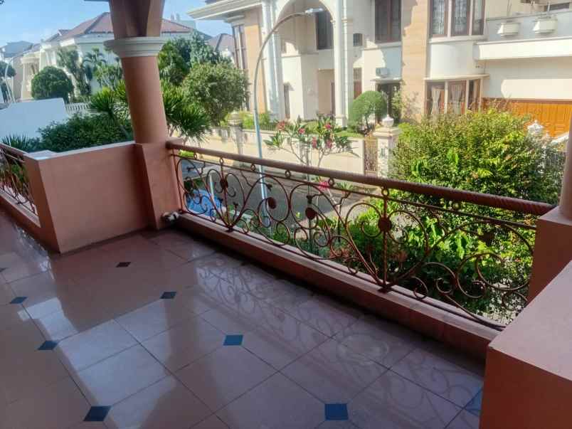 dijual rumah villa gading