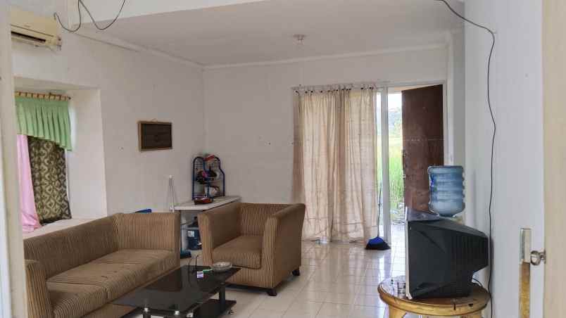 dijual villa jl raya karang bolong
