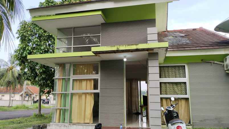 dijual villa jl raya karang bolong