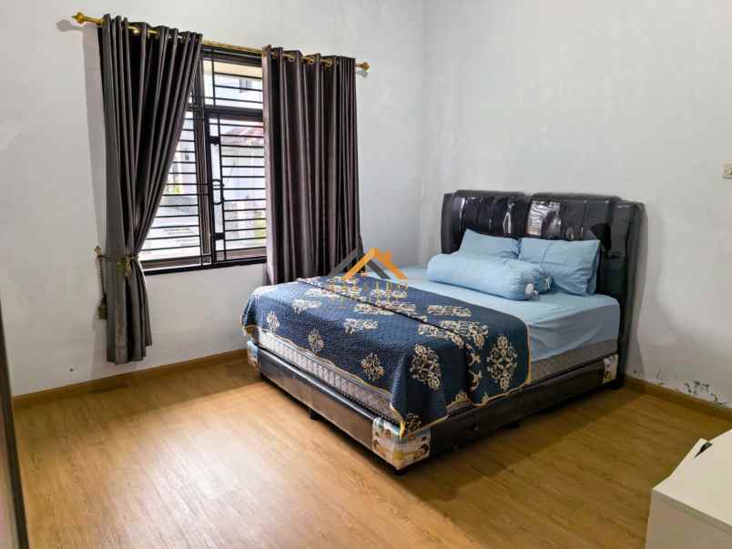 dijual villa komplek gitar mas jalan