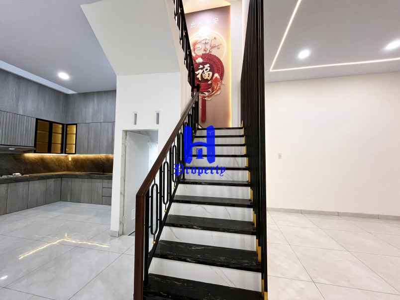 dijual villa komplek opera house jalan