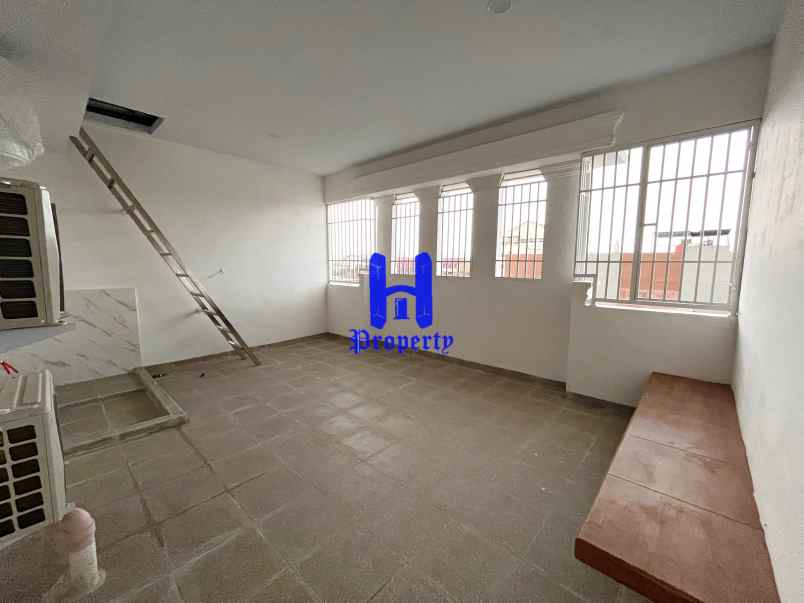 dijual villa komplek opera house jalan