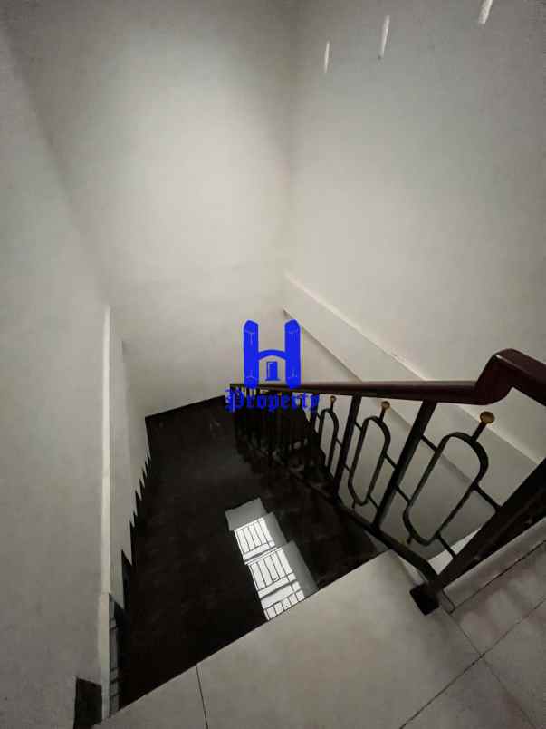 dijual villa komplek opera house jalan