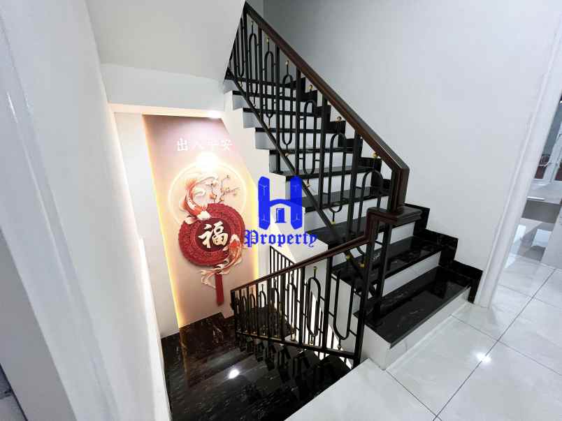dijual villa komplek opera house jalan