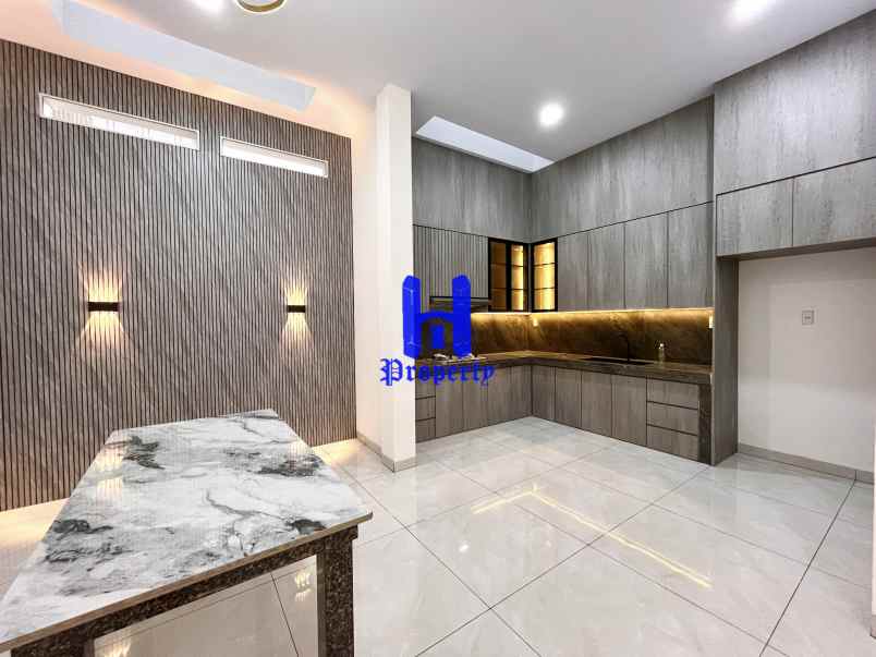 dijual villa komplek opera house jalan