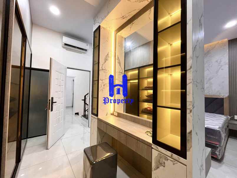 dijual villa komplek opera house jalan