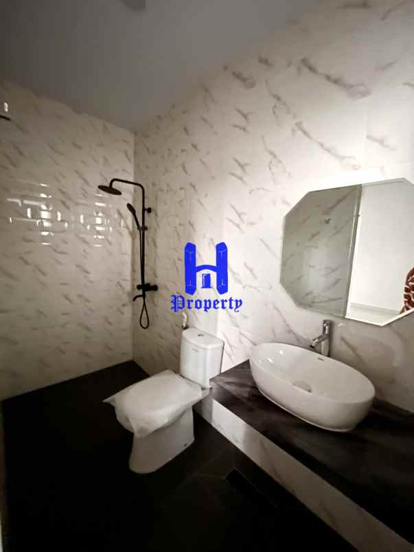 dijual villa komplek opera house jalan