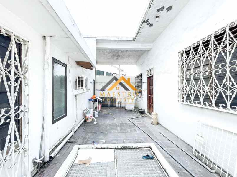 dijual villa komplek taman polonia