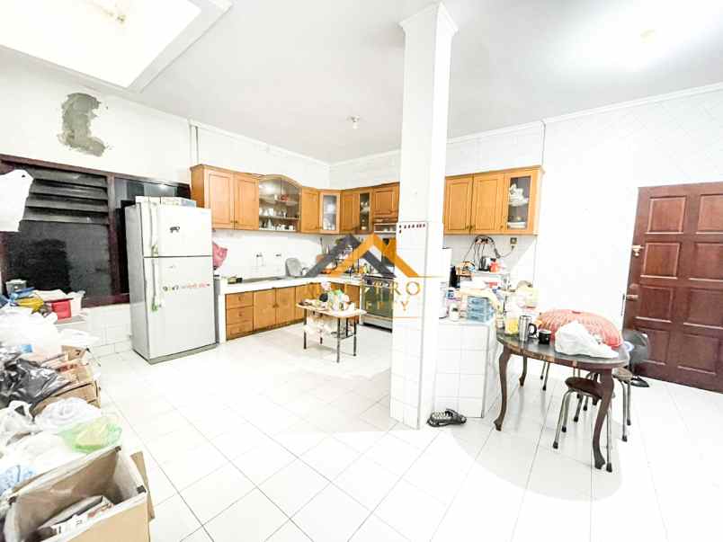 dijual villa komplek taman polonia