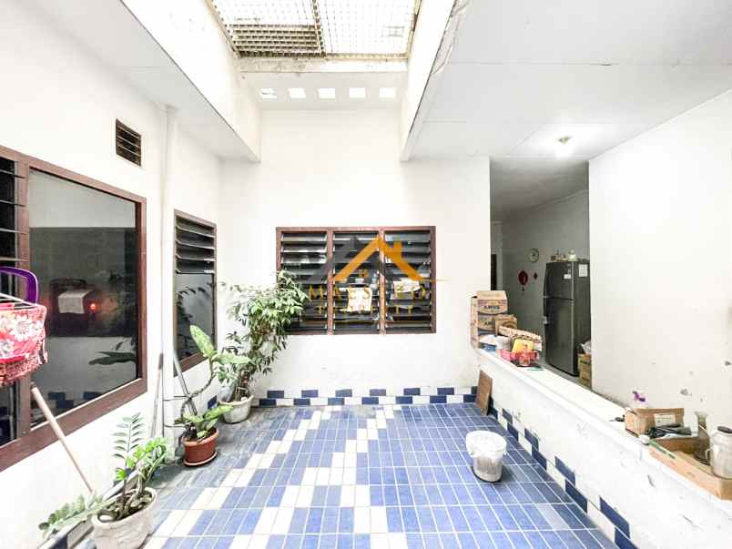 dijual villa komplek taman polonia