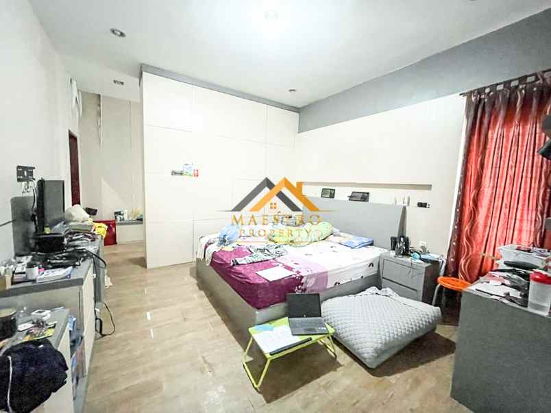 dijual villa komplek taman polonia