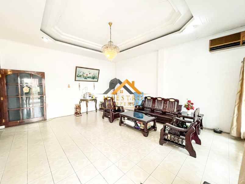 dijual villa komplek taman polonia