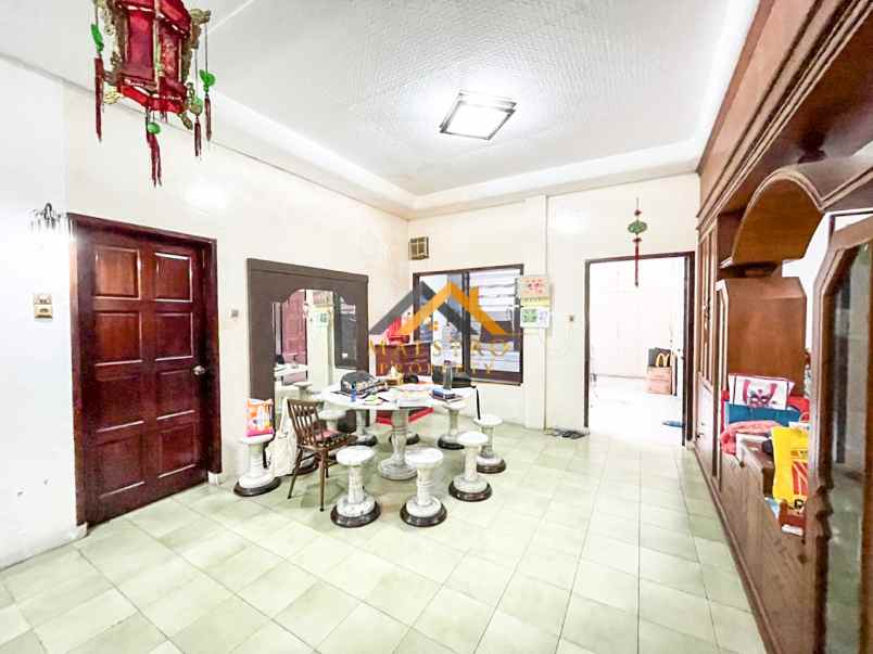 dijual villa komplek taman polonia