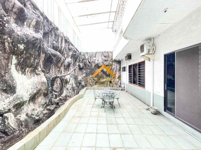 dijual villa komplek taman polonia