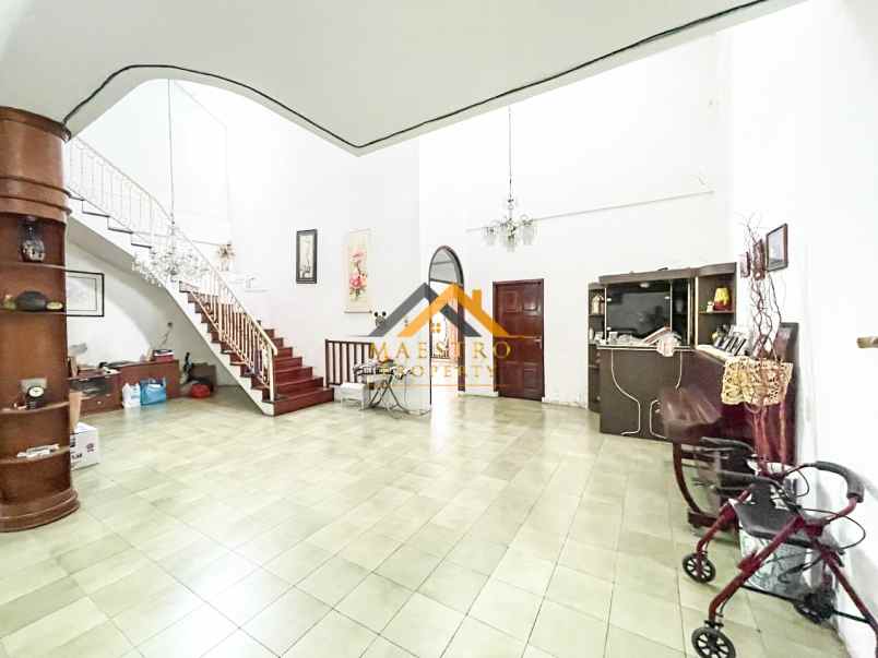 dijual villa komplek taman polonia