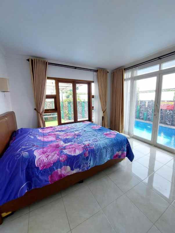 dijual villa modern lokasi di panderman batu