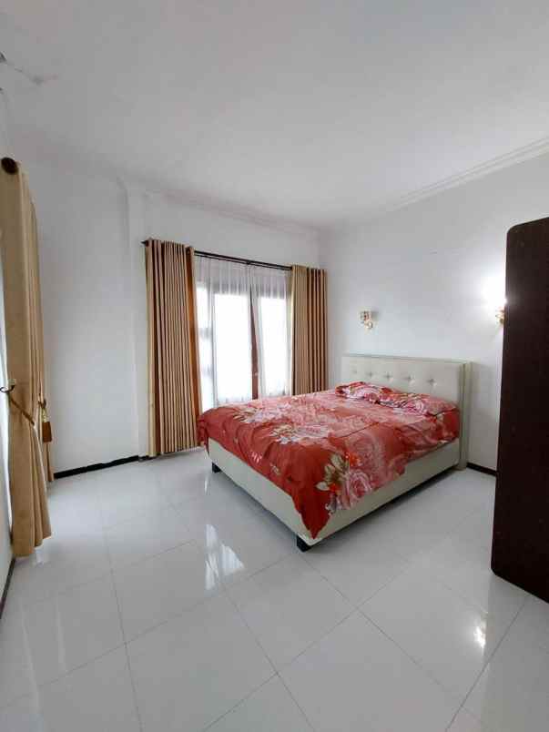 dijual villa modern lokasi di panderman batu