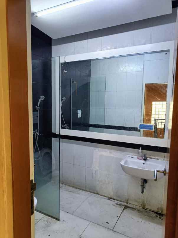 disewakan rumah jalan muara karang permai