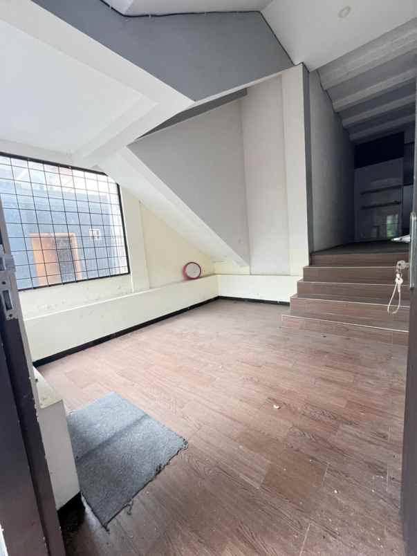 disewakan rumah jalan setrasari