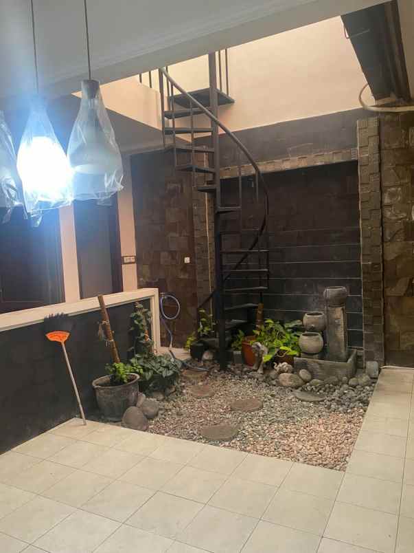 disewakan rumah south emerald mansion