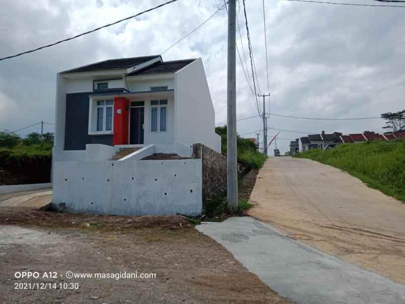 hunian minimalis bernuansa villa di kawasan pegunungan