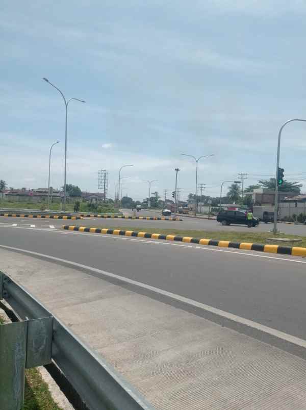 lahan kosong di samping gerbang tol sinaksak