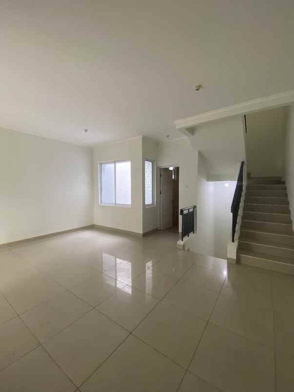 ruko disewakan di casajardin 3lantai bebas banjir