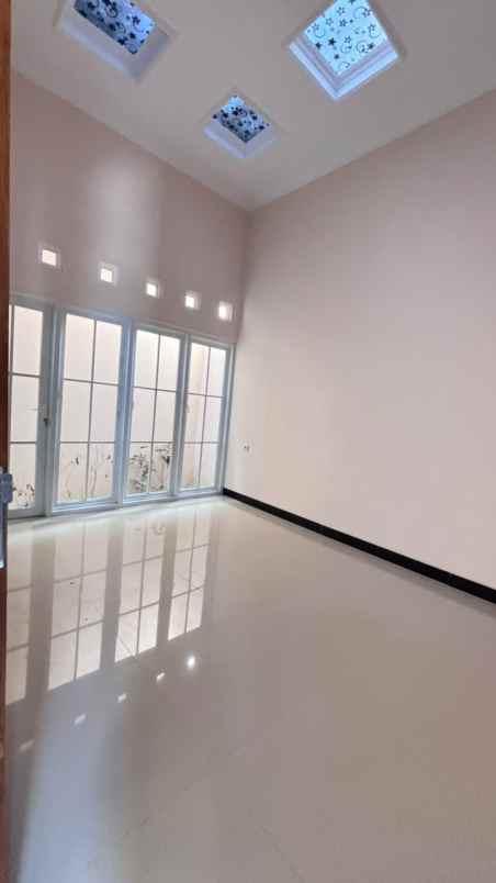 rumah 2 lantai 4 kt banguntapan diskon cash rp300 juta